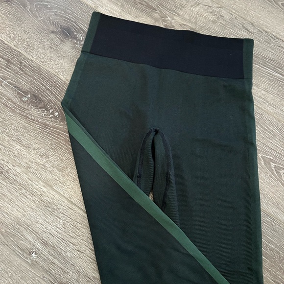 Outdoor Voices M Seamless Smooth 7/8 Legging in Black/ Evergreen - Picture 5 of 5